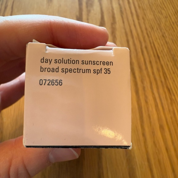 Mary Kay Timewise Day Solution Sunscreen Broad Spectrum SPF 35 - Picture 5 of 6